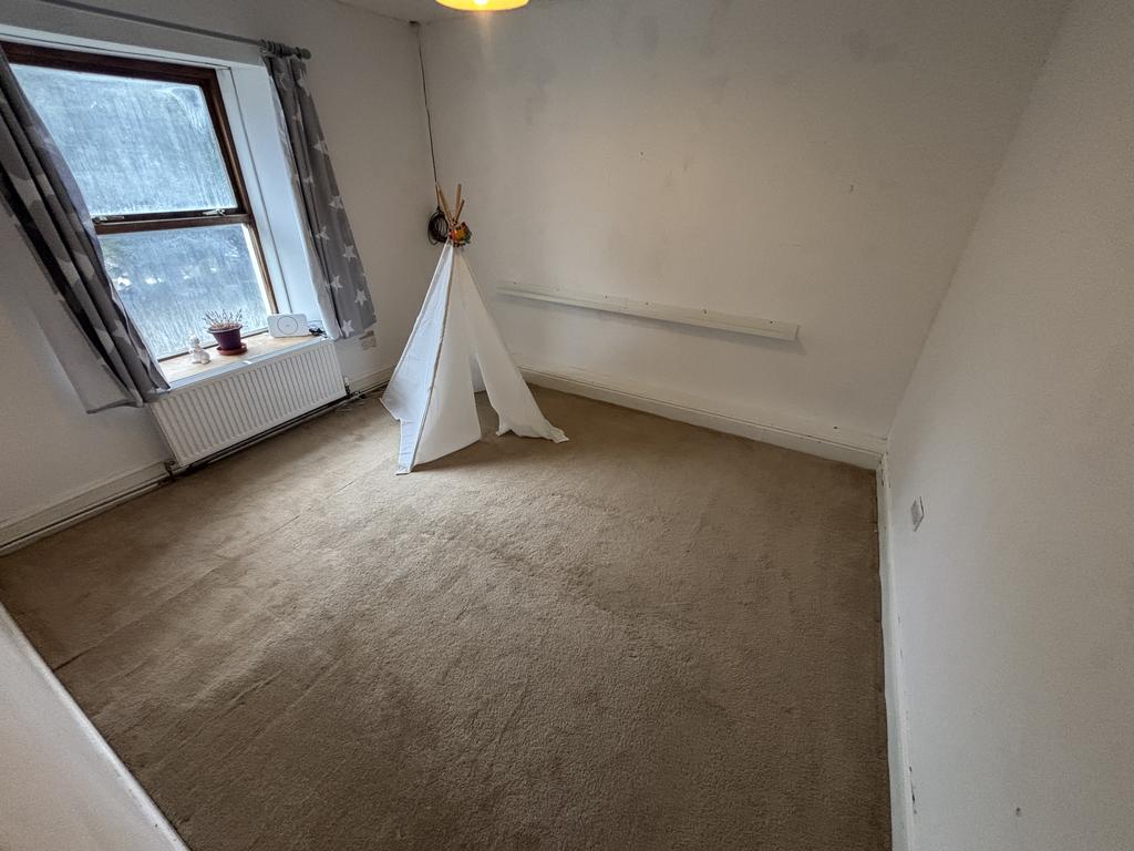 Front bedroom 2