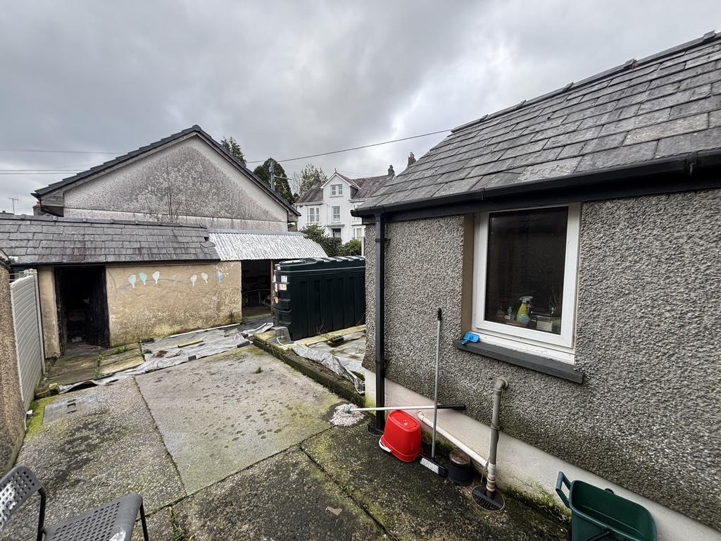 Rear courtyard garden area