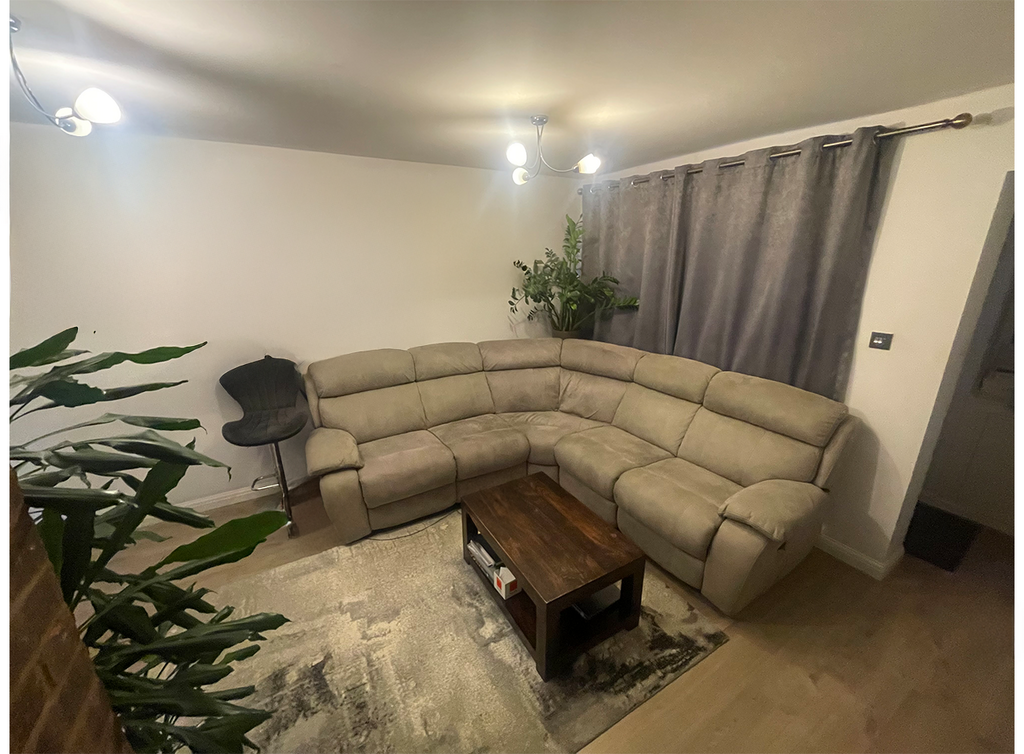 Lounge 2 of 2