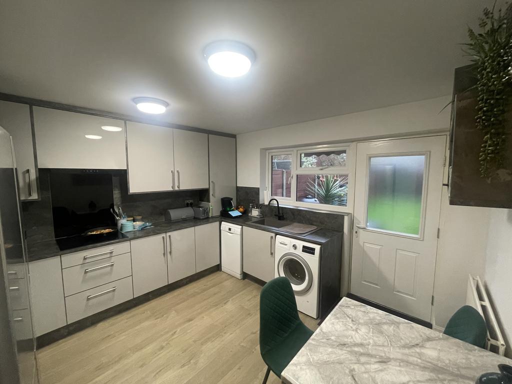 Kitchen 2.jpeg