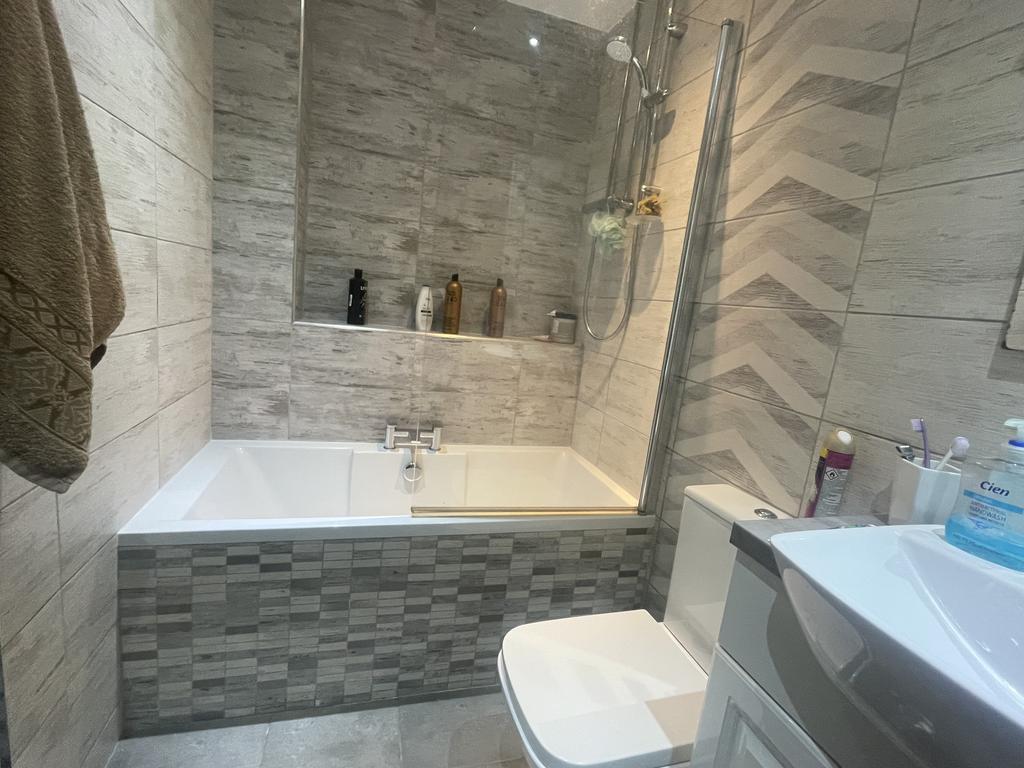 Bathroom 1.jpeg