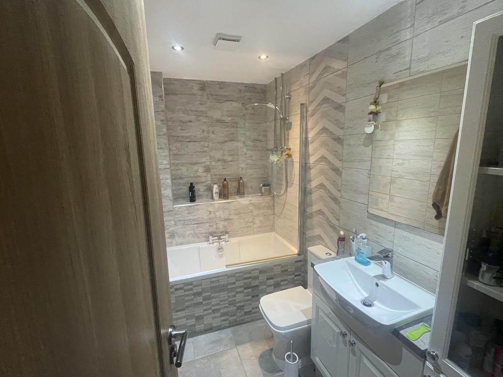 Bathroom 2.jpeg