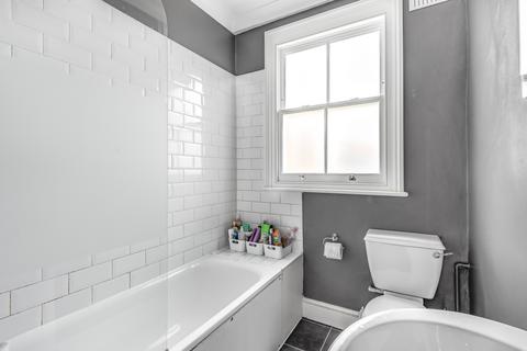 3 bedroom flat to rent, Hosack Road, Balham, London, SW17