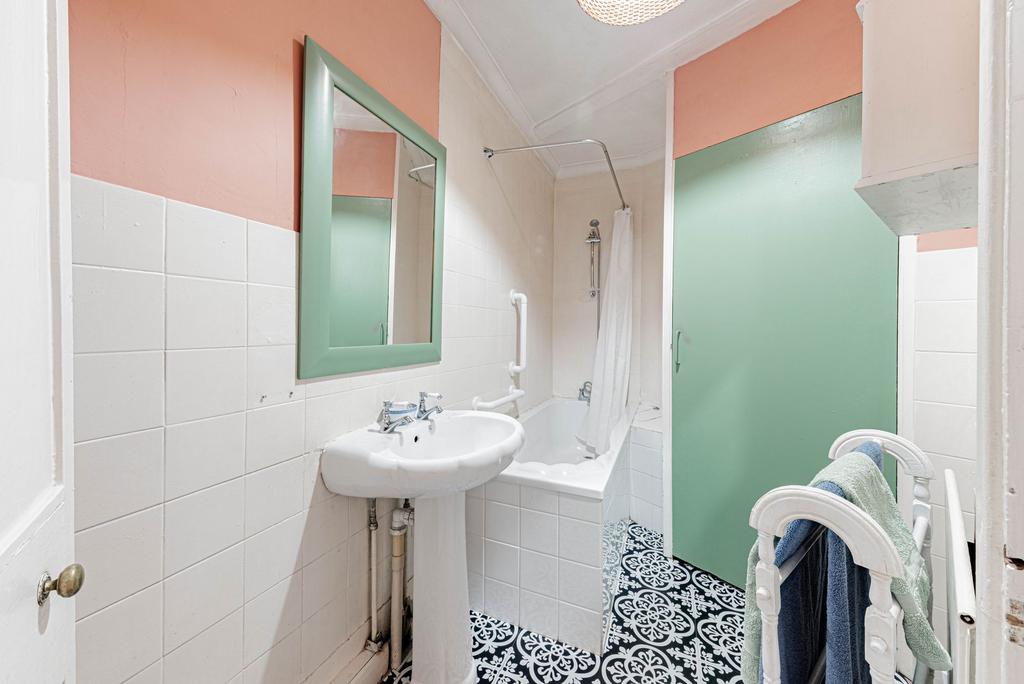 Bathroom W.C (1)