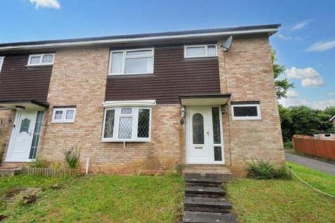 3 bedroom end of terrace house to rent, Edmunds Close, High Wycombe HP12
