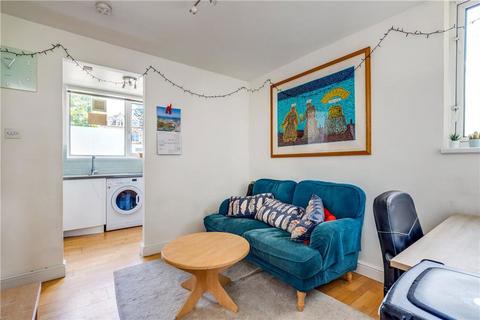 2 bedroom flat to rent, Ashley Crescent, London SW11
