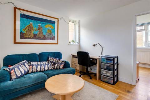 2 bedroom flat to rent, Ashley Crescent, London SW11