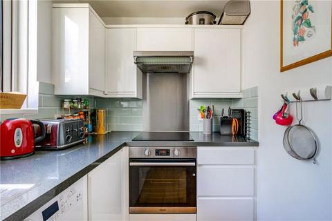 2 bedroom flat to rent, Ashley Crescent, London SW11