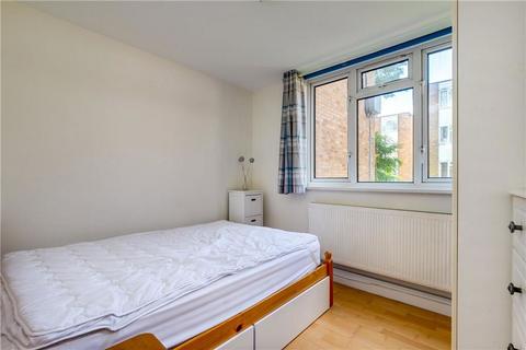 2 bedroom flat to rent, Ashley Crescent, London SW11