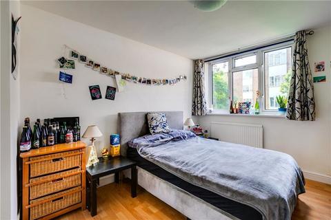 2 bedroom flat to rent, Ashley Crescent, London SW11