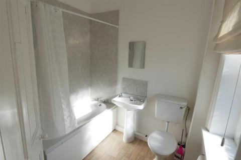 1 bedroom end of terrace house to rent, Lords Buildings, Morley