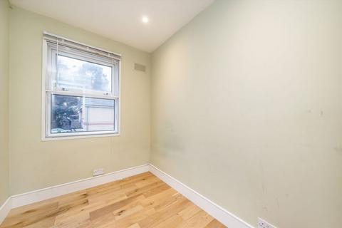 2 bedroom flat to rent, Taylor Close, Hounslow TW3