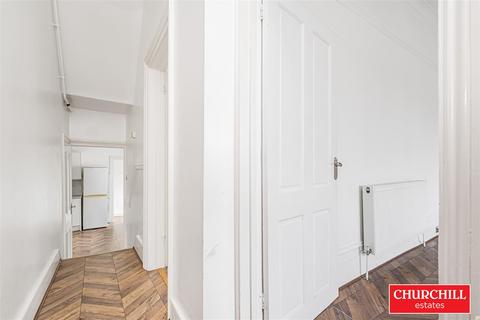 1 bedroom ground floor flat for sale, Hollybush Hill, Wanstead