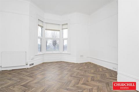 1 bedroom ground floor flat for sale, Hollybush Hill, Wanstead