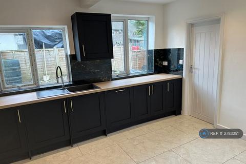3 bedroom bungalow to rent, Newport Road, Newbury, RG14