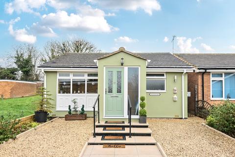 2 bedroom detached bungalow for sale, Edgeworth Drive, Carterton, Oxfordshire, OX18