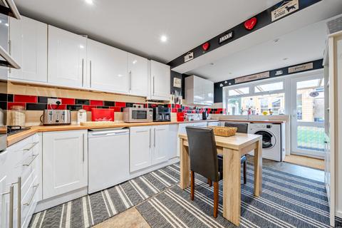 2 bedroom detached bungalow for sale, Edgeworth Drive, Carterton, Oxfordshire, OX18