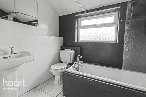 3 bedroom end of terrace house for sale, Main Road, Harwich