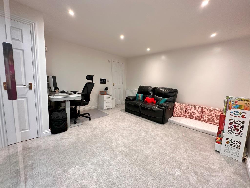 Master Bedroom Pic2