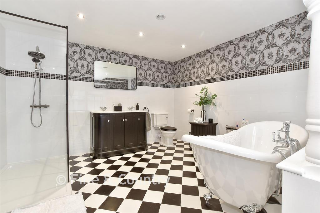 En-Suite Bathroom
