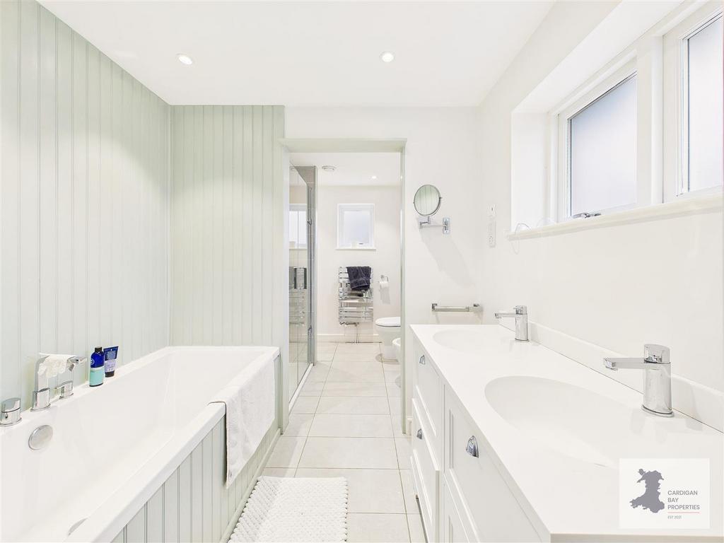 En-suite bathroom