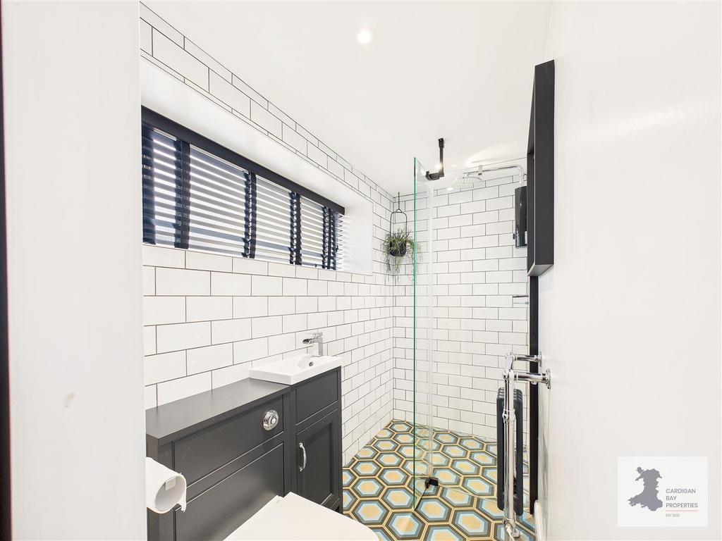 Overflow accommodation shower room