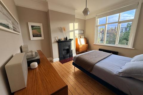3 bedroom terraced house for sale, Shrewsbury Road, London, N11