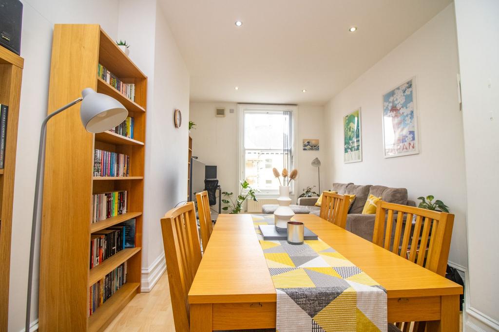 Open plan lounge/kitchen