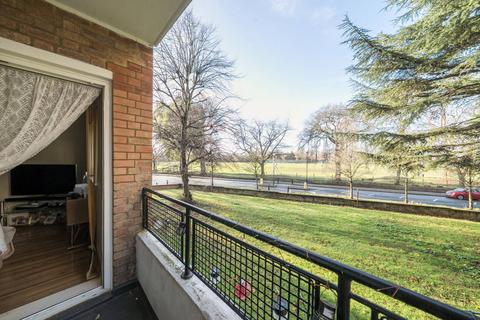 2 bedroom flat for sale, Broomhouse Lane, Fulham, London, SW6