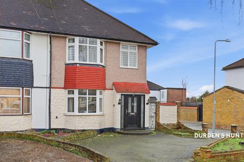 3 bedroom semi-detached house to rent, Stradbroke Grove, Clayhall, IG5
