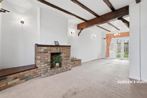 3 bedroom semi-detached house to rent, Stradbroke Grove, Clayhall, IG5