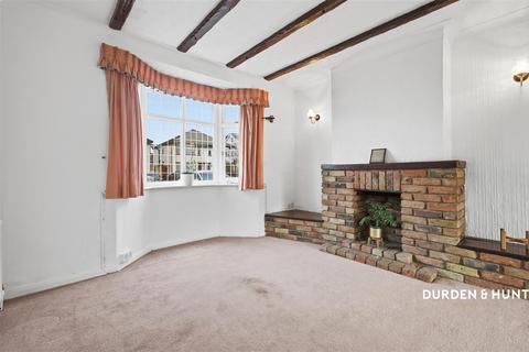 3 bedroom semi-detached house to rent, Stradbroke Grove, Clayhall, IG5
