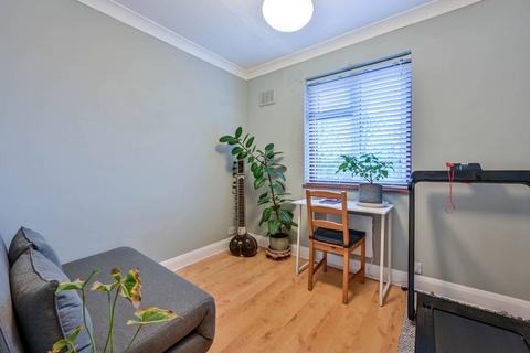 2 bedroom flat for sale, The Broadway, New Haw, Addlestone, KT15