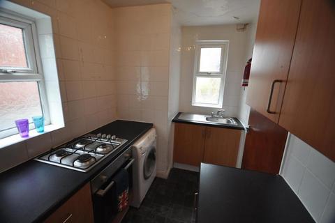 2 bedroom house to rent, Hessle Road, Hyde Park, Leeds LS6 1EH