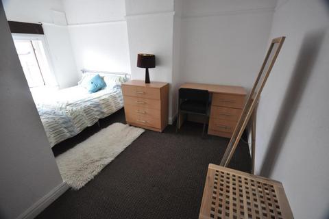 2 bedroom house to rent, Hessle Road, Hyde Park, Leeds LS6 1EH