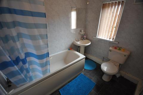 2 bedroom house to rent, Hessle Road, Hyde Park, Leeds LS6 1EH