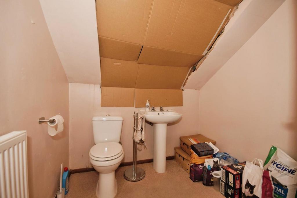 UPSTAIRS WC.jpg