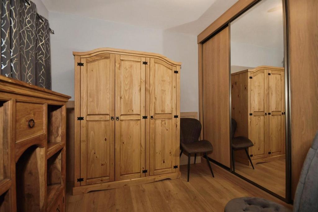 BED 2 DRESSING ROOM 01.jpg