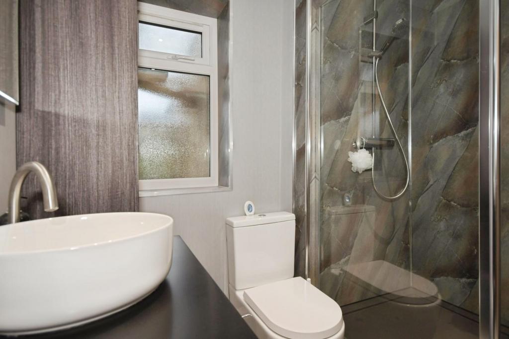 BATHROOM 01.jpg