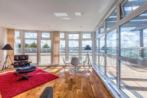 2 bedroom flat to rent, Barrier Point Road, London E16