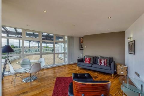 2 bedroom flat to rent, Barrier Point Road, London E16