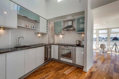 2 bedroom flat to rent, Barrier Point Road, London E16