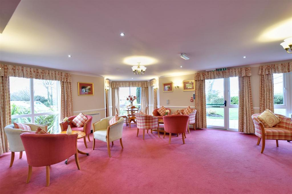 Residents Lounge &amp; Laundry Room