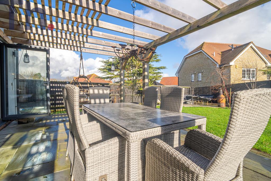 Pergola &amp; Dining Area