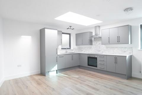 3 bedroom flat to rent, Bush Close, Ilford, IG2
