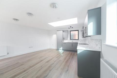 3 bedroom flat to rent, Bush Close, Ilford, IG2