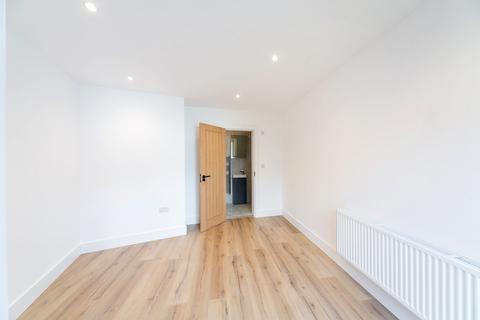 3 bedroom flat to rent, Bush Close, Ilford, IG2