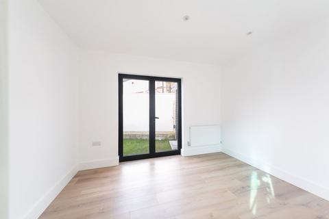 3 bedroom flat to rent, Bush Close, Ilford, IG2