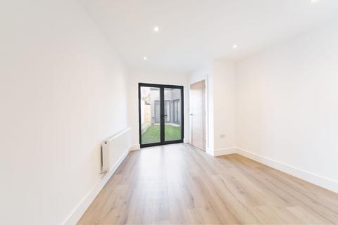 3 bedroom flat to rent, Bush Close, Ilford, IG2