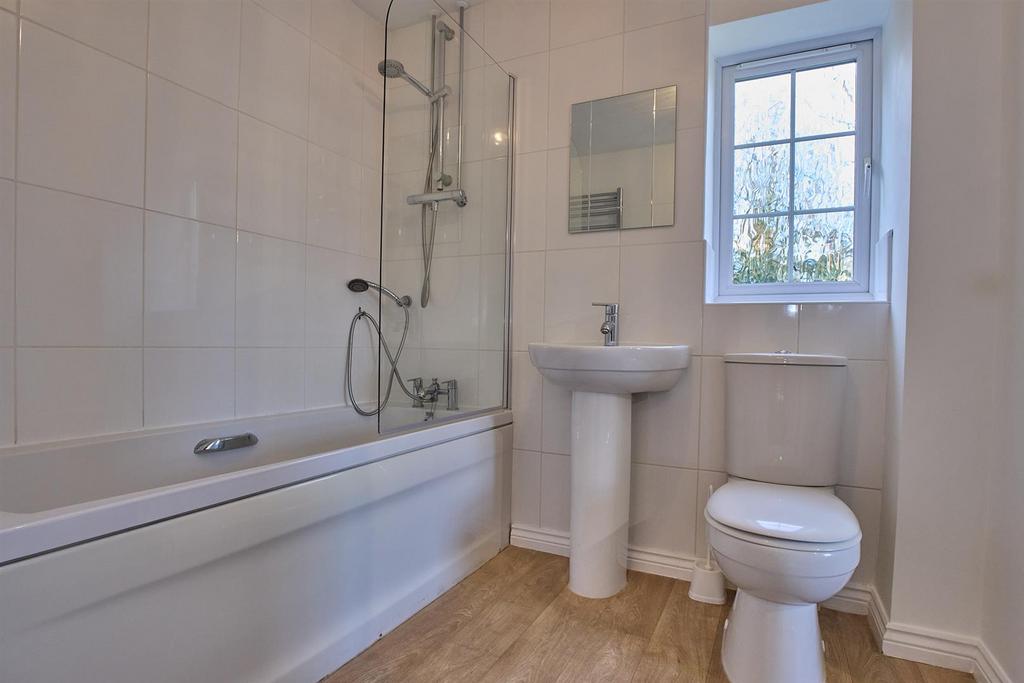 Jack and Jill/Family Bathroom